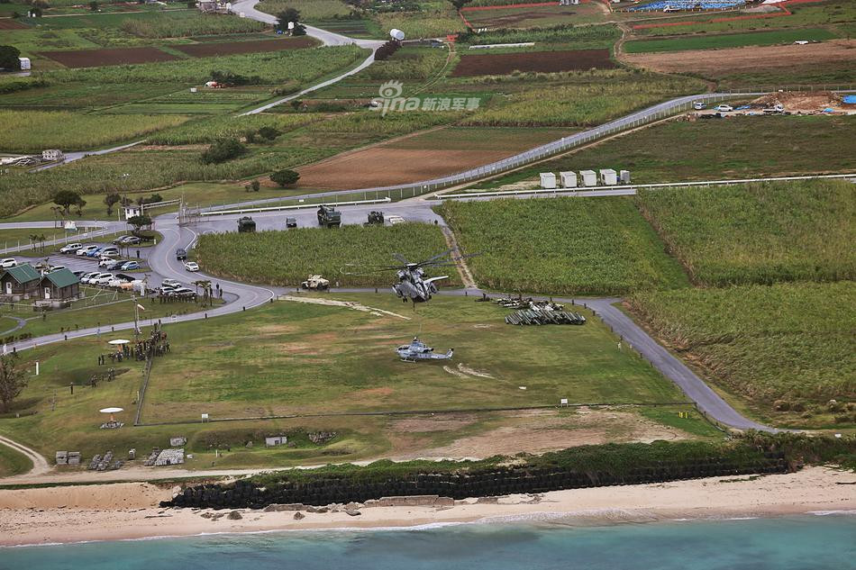 Hệ thống cánh quạt của CH-53E cũng lớn khổng lồ với cánh quạt chính có tới 7 lá, đường kính tổng cộng 24 mét. Hệ thống cánh quạt sau của trực thăng này có bốn lá và được xếp hình dấu cộng. Nguồn ảnh: Sina.