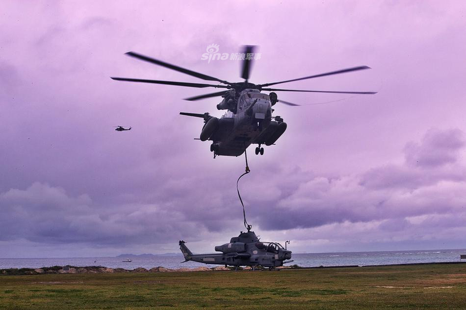 Khả năng tải của trực thăng vận tải CH-53E gây choáng ngợp với trọng lượng hàng hoá nó có thể mang theo tối đa lên tới 14500 kg. Nguồn ảnh: Sina.