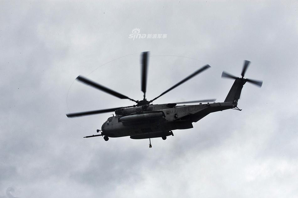 Có giá hơn 24 triệu USD mỗi chiếc, trực thăng CH-53E hiện ddnag phục vụ trong ba lực lượng chính bao gồm Thuỷ quân Lục chiến Mỹ, Hải quân Mỹ và Lực lượng Phòng vệ Trên biển Nhật Bản. Nguồn ảnh: Sina.