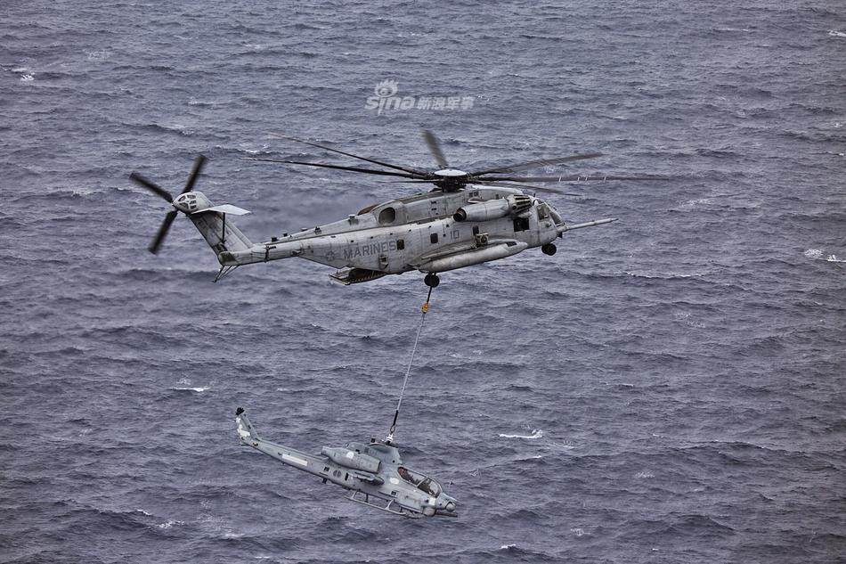 So với CH-53 Sea Stallion, phiên bản CH-53E có thay đổi cực kỳ đáng kể với việc được tăng cường thêm... hẳn một động cơ nữa và nghiêng trục quay của cánh quạt đuôi nhằm giúp hệ thống cánh đuôi giữ vững được độ ổn định của toàn trực thăng khi công suất động cơ của nó được tăng lên gấp rưỡi. Nguồn ảnh: Sina.