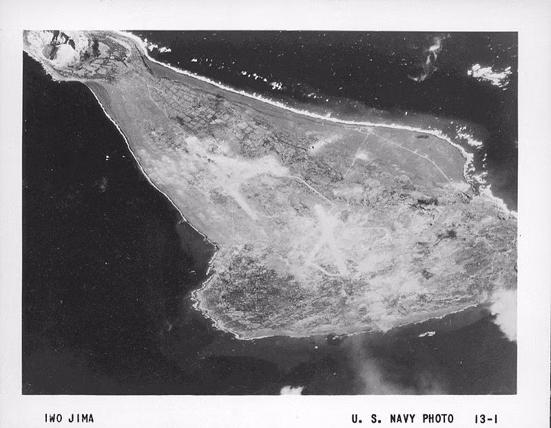 Đảo Iwo Jima là một hòn đảo núi lửa không có cây cối và có hai đường băng trên đảo. Đây được coi là mục tiêu mang tính chiến lược và nếu Mỹ chiếm được hòn đảo này, họ sẽ sử dụng nó làm bàn đạp cho việc tấn công lên lãnh thổ Nhật sau này. Nguồn ảnh: Topwar.