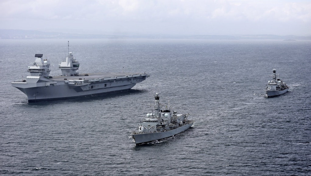 HMS Queen Elizabeth là tàu chiến lớn nhất trong lịch sử hải quân Anh, được đặt theo tên Nữ hoàng Anh Elizabeth II. Con tàu có lượng giãn nước 65.000 tấn và diện tích mặt boong 16.000 mét vuông, gấp 2,5 lần sân vận động Wembley. Nguồn ảnh: BI.