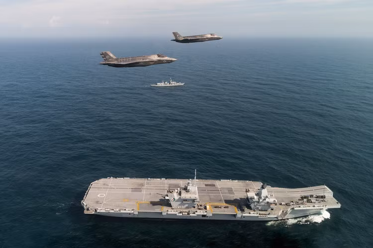 Tờ Bưu điện Hoa Nam Buổi sáng dẫn lời thông báo của Hải quân Hoàng gia Anh cho biết, nước này sẽ chính thức triển khai tàu sân bay HMS Queen Elizabeth cùng hai phi đoàn tiêm kích tàng hình F-35 tới khu vực châu Á - Thái Bình Dương để phô trương sức mạnh. Nguồn ảnh: BI.