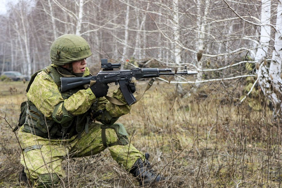 Mọi loại kính ngắm và thiết bị phụ trợ được sản xuất theo chuẩn Nga đều có thể tương thích với các ray kỹ thuật này, cho phép binh lính tuỳ biến khẩu AK-103 phù hợp với từng điều kiện tác chiến cụ thể. Nguồn ảnh: AKforce.