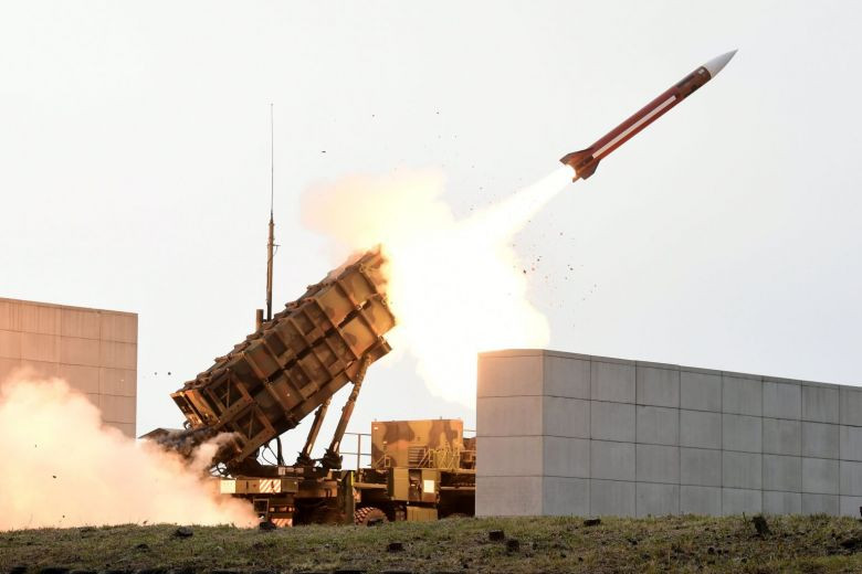 Được chế tạo và sản xuất bởi Tập đoàn Raytheon của Mỹ, hệ thống tên lửa phòng không Patriot có tên đầy đủ là MIM-104 Patriot. Đây là tổ hợp phòng không tầm xa có khả năng đánh chặn tên lửa đạn đạo và được gia nhập biên chế quân đội nước này từ năm 1981. Nguồn ảnh: MIM.