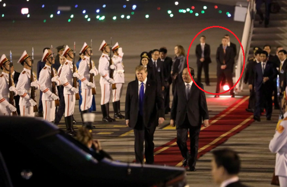 Trong lễ đón tiếp diễn ra ở sân bay Nội Bài, có thể thấy các nhân viên an ninh của Mỹ luôn giữ khoảng cách an toàn với ông Donald Trump và khó có thể nhận ra họ trong những bức hình như thế này. Nguồn ảnh: Jakarta.