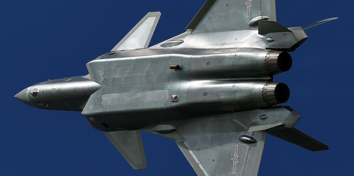 Với việc mang trên mình hệ thống này, biển khơi rộng lớn đang mở rộng cho các tiêm kích J-20 của Trung Quốc trong khi các phi công có thể yên tâm bay biển mà không sợ mất mạng do đâm nhầm xuống biển. Nguồn ảnh: QQ.