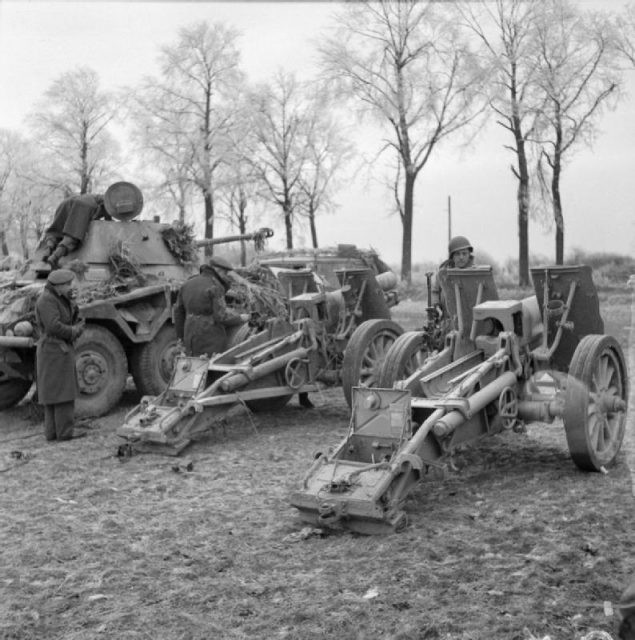 Cải tiến đáng giá nhất của phiên bản này đó là nó có động cơ làm mát bằng nước - giúp xe hoạt động được ở nơi có nhiệt độ cao. Lính Anh với thiết giáp bánh lốp Kfd 234 (ngoài cùng bên trái). Nguồn ảnh: Warhistory.