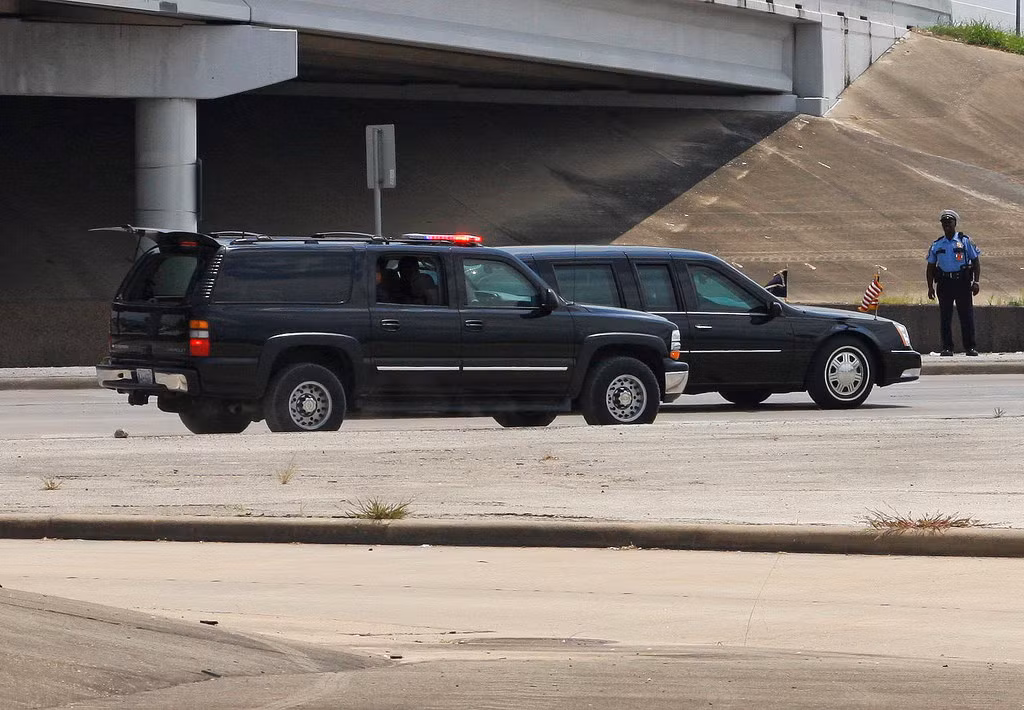 Tiếp theo ngay sau chiếc "Control" và "Support" là xe chở lực lượng phản ứng nhanh "CAT" với đầy đủ trang bị vũ khí. Nguồn ảnh: Codename.