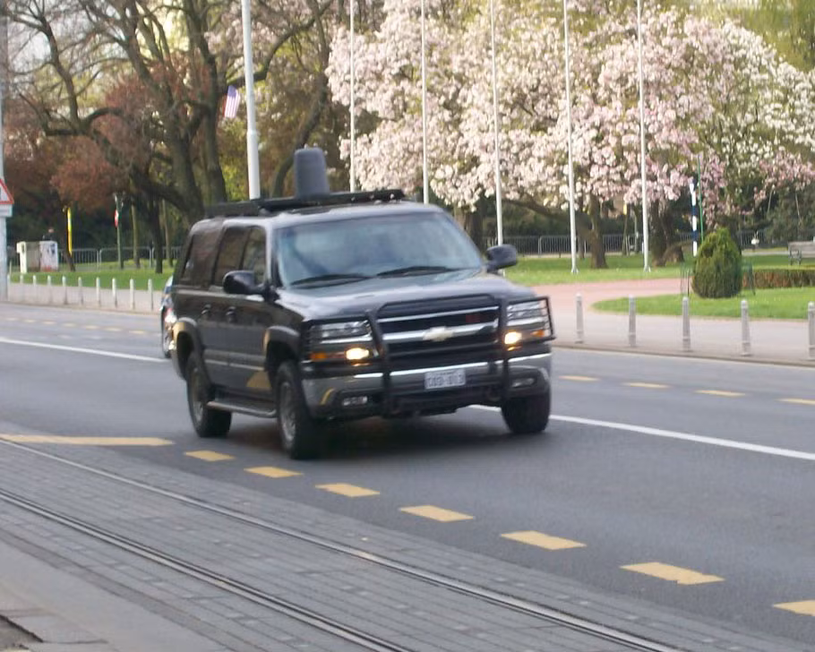 Tiếp đến là chiếc "RoadRunner" - làm nhiệm vụ đảm bảo thông tin liên lạc trực tiếp giữa Tổng thống và Nhà Trắng mọi lúc mọi nơi. Xe sử dụng tín hiệu liên lạc qua vệ tinh và không phụ thuộc vào cơ sở hạ tầng của quốc gia bản địa nơi mà nó hoạt động. Nguồn ảnh: Pinterest.