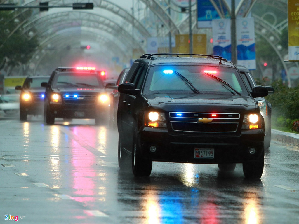 Ngay sau chiếc siêu xe The Beast thứ nhất sẽ là chiếc Halfback chở một đơn vị đặc nhiệm phản ứng nhanh. Có thể dễ dàng nhận ra chiếc xe này trong đoàn hộ tống Mỹ do các đặc nhiệm trên chiếc Halfback thường mở tung cửa sổ xe để nhanh chóng triển khai vũ khí khi cần. Nguồn ảnh: Zingnews.