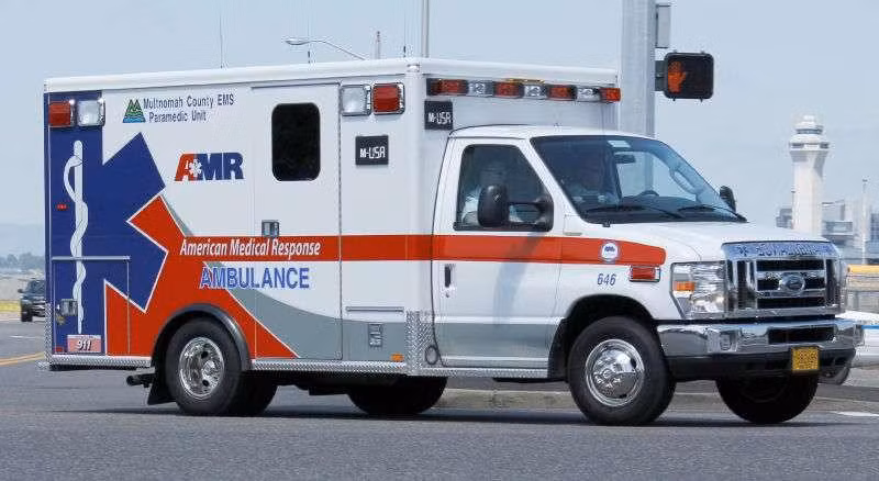 Tiếp đến là xe cứu thương và xe chở đội ngũ báo chí Nhà Trắng. Hai chiếc xe này hoàn toàn có thể được phía Mỹ mượn của nước sở tại. Nguồn ảnh: CAT.