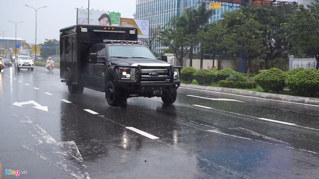 Tiếp theo sau đội "CAT" là một chiếc xe đặc chủng có bí danh bí mật khác làm nhiệm vụ đảm bảo an toàn về mặt phòng hoá cho cả đoàn di chuyển. Nguồn ảnh: Zingnews.