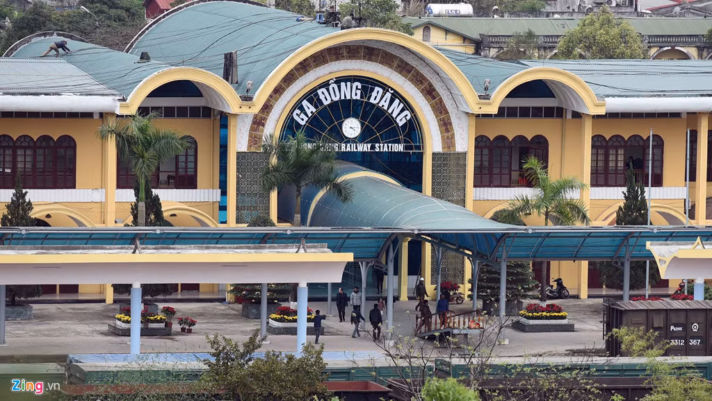 Chiều 24/2, ga Đồng Đăng như khoác màu "áo mới" khi công việc sửa chữa dần hoàn tất. Nhiều công nhân, bộ đội tập trung sửa chữa đường sá, rà soát bom mìn và lắp đặt các trang thiết bị phụ trợ.