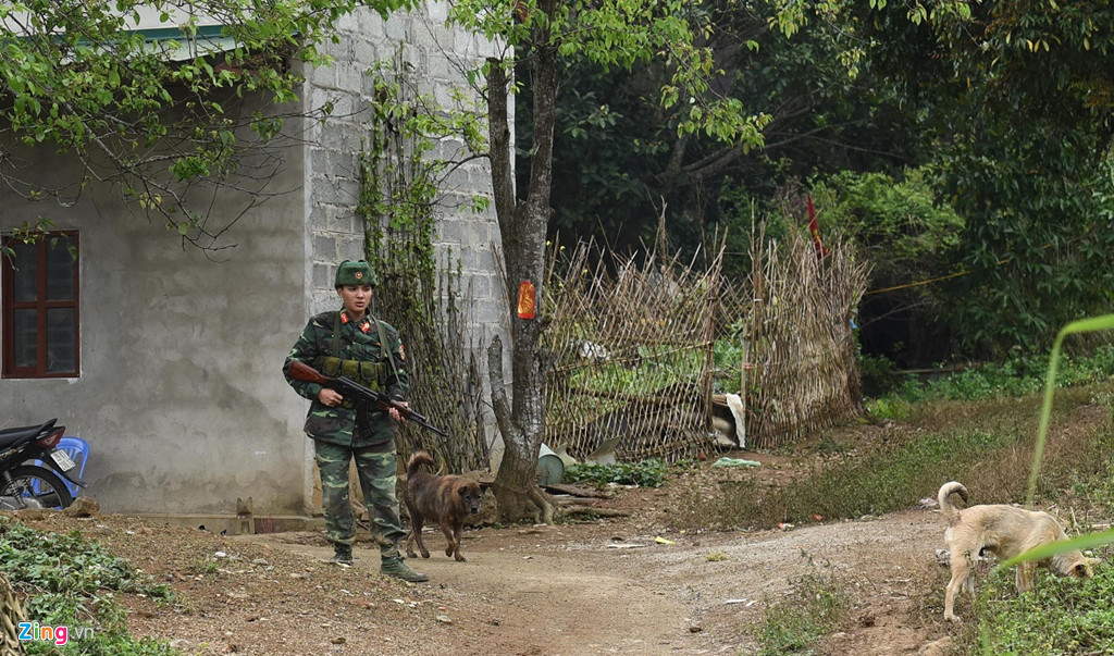 Bộ binh chốt chặn lối vào pháo đài Đồng Đăng từ sáng 24/2. Pháo đài được phong tỏa chặt chẽ do nằm ở vị trí trọng yếu trên ngọn đồi nhìn xuống ga Đồng Đăng.