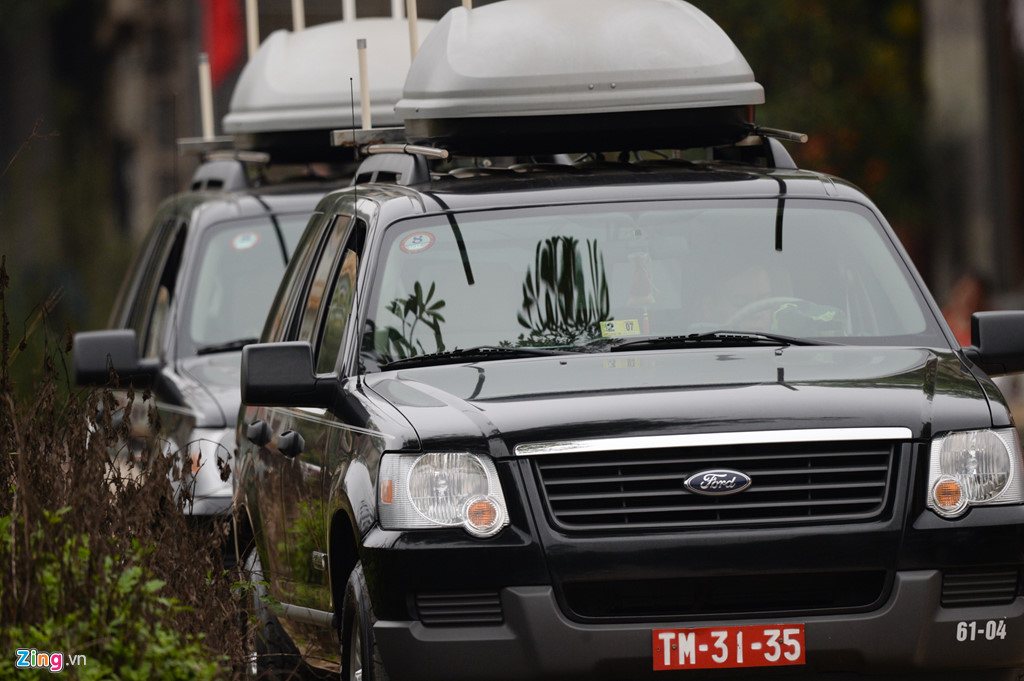 Các xe quân sự hiện đại cũng xuất hiện.