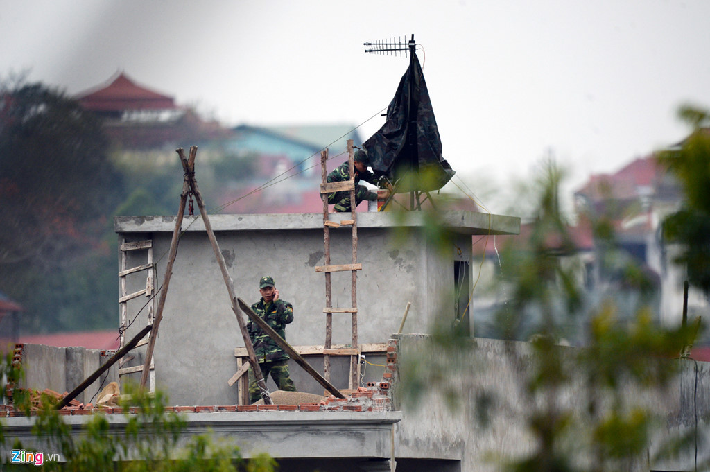 Khí tài thông tin được triển khai trên các tòa nhà cao tầng dọc lối vào ga Đồng Đăng.