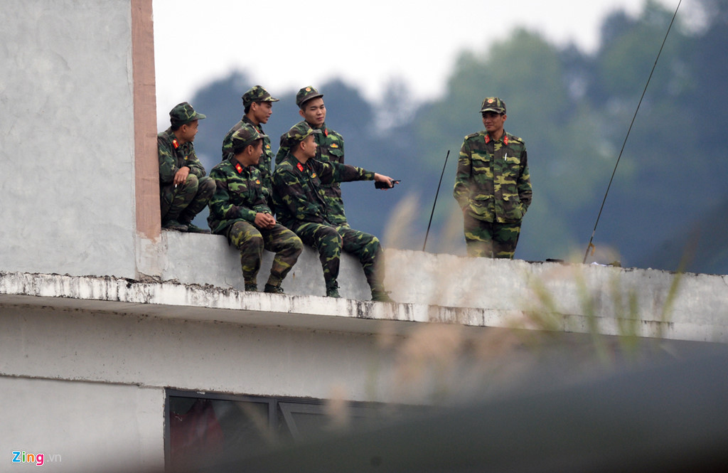 Bộ binh cũng được triển khai ở nhiều cao ốc xung quanh.