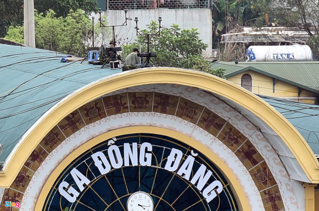 Binh chủng Thông tin đang lắp đặt các trang thiết bị trên nóc ga Đồng Đăng.