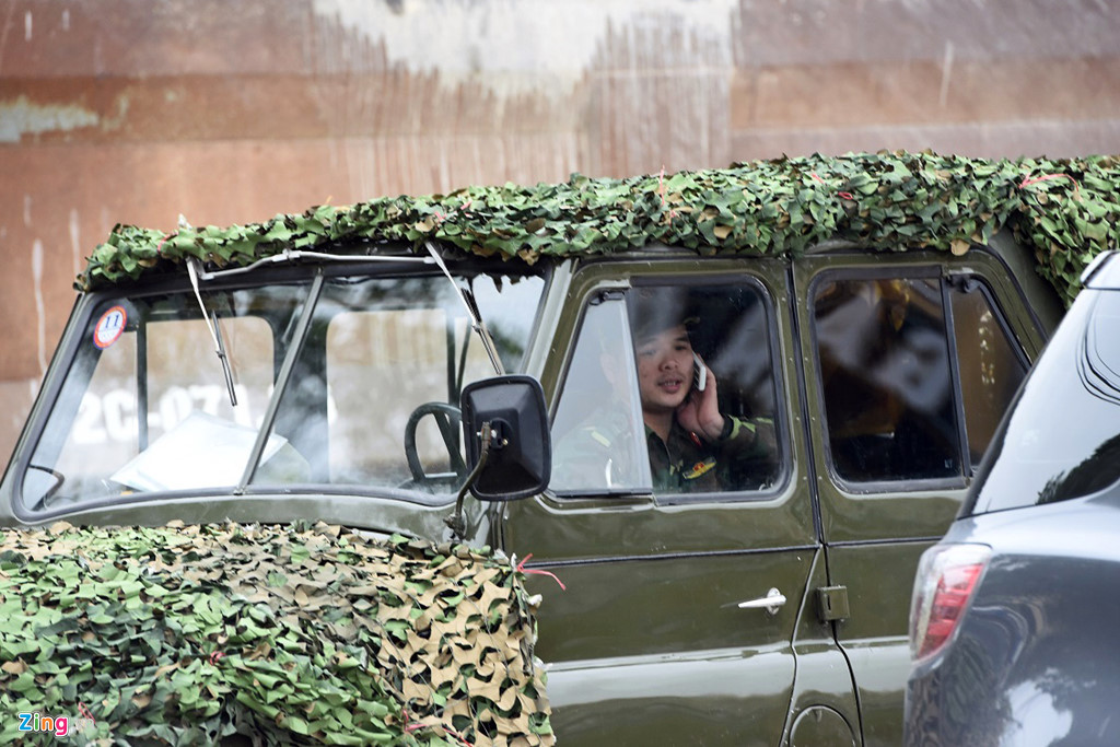 Xe UAZ, Zin 3 cầu và nhiều xe radar được huy động quanh ga Đồng Đăng.