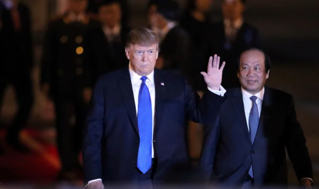 Ở góc độ khác, Tổng thống Mỹ Donald Trump lại có cách thức bảo vệ vòng ngoài khá nghiêm ngặt, tuy nhiên ở vòng trong, ông dường như không có vệ sĩ theo kèm? Nguồn ảnh: Stripes.