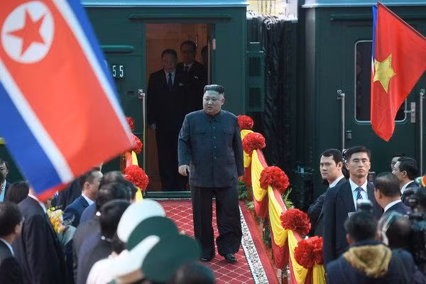 Tuy nhiên có thể dễ dàng nhận ra các "khuôn mặt thân quen" của cận vệ Triều Tiên đang đứng sẵn dưới sân ga Đồng Đăng để chờ Chủ tịch Kim Jong-un. Nguồn ảnh: Dailystar.