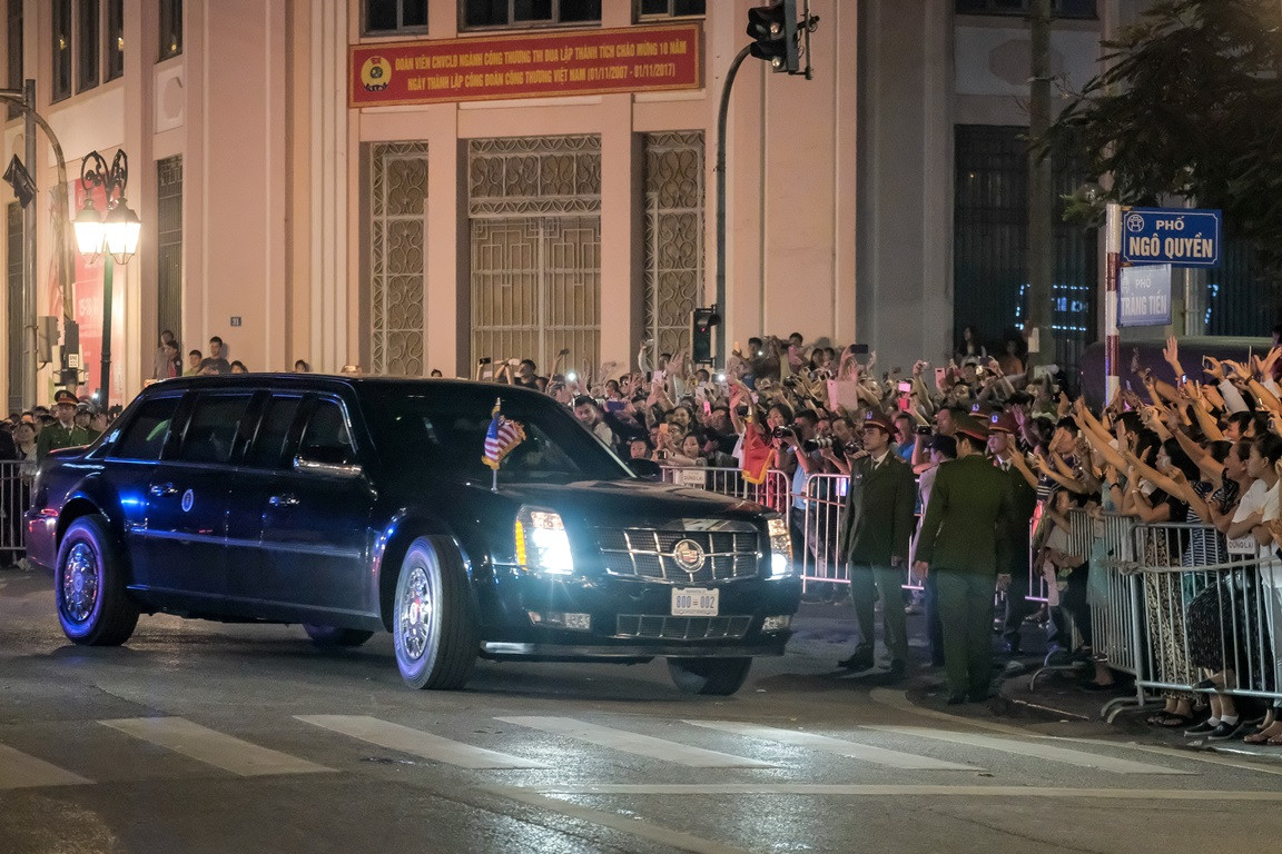Siêu xe Cadillac One "Quái thú" của Tổng thống Donald Trump trên đường phố Hà Nội. Nguồn ảnh: Vice.