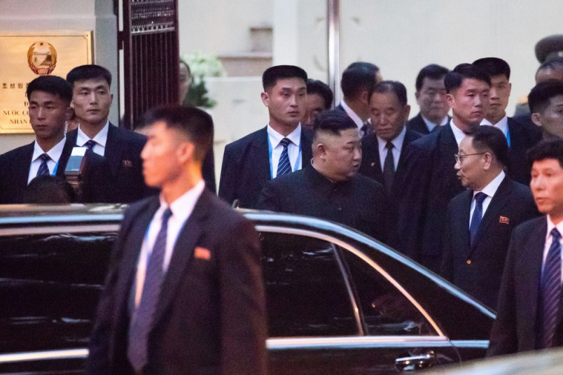 Khi di chuyển về Hà Nội và trong chuyến thăm Đại Sứ Quán Triều Tiên ở Hà Nội, Chủ tịch Kim Jong-un được bảo vệ theo cách thức khá độc đáo, đó là sử dụng "bức tường vệ sĩ" vây xung quanh, từ cổng đại sứ quán cho đến ra tận cửa xe. Nguồn ảnh: ABCnews.