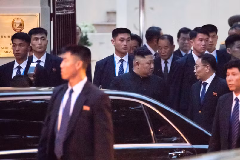 Khi di chuyển về Hà Nội và trong chuyến thăm Đại Sứ Quán Triều Tiên ở Hà Nội, Chủ tịch Kim Jong-un được bảo vệ theo cách thức khá độc đáo, đó là sử dụng "bức tường vệ sĩ" vây xung quanh, từ cổng đại sứ quán cho đến ra tận cửa xe. Nguồn ảnh: ABCnews.
