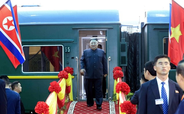 Khoảnh khắc Chủ tịch Triều Tiên Kim Jong-un bước xuống sân ga Đồng Đăng sáng 26/2, từ trước đó các đơn vị cận vệ Triều Tiên đã được bố trí bảo vệ xung quanh. Nguồn ảnh: Dailystar.