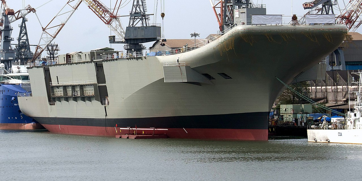 Tàu có kha rnawng mang theo được tối đa từ 30 tới 40 máy bay các loại. Theo lý thuyết thì INS Vikrant sẽ mang theo 26 máy bay MiG-29K kèm theo đó là 10 trực thăng Kamov Ka-31. Nguồn ảnh: QQ.