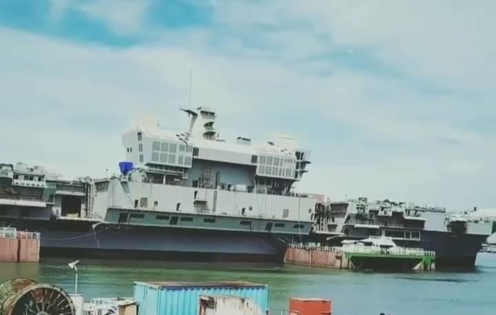 Quá trình thiết kế tàu sân bay này đã được Ấn Độ bắt đầu từ năm 1999 và việc đặt lườn được diễn ra vào năm 2009. Dự tính ban đầu của Ấn Độ cho rằng chỉ tới ngày 29/12/2011, tàu sân bay INS Vikrant sẽ được ra khỏi ụ nổi và tới năm 2013 sẽ được hạ thuỷ. Nguồn ảnh: QQ.