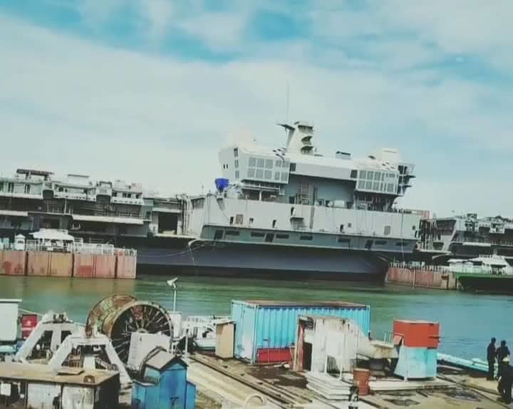 Mặc dù được hạ thuỷ đúng tiến độ vào năm 2013 nhưng mọi công việc sau đó lại là một mớ hỗn độn với rất nhiều sự cố kỹ thuật nối tiếp nay khiến việc hoàn thành con tàu này ngày càng bị đẩy lùi thời hạn. Nguồn ảnh: QQ.