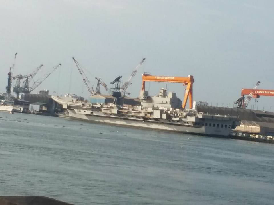 Có độ giãn nước 40.000 tấn, tàu sân bay INS Vikrant của Ấn Độ có chiều dài 262 mét, lườn rộng 62 mét và có mớm nước tối đa 8,4 mét. Tàu được trang bị 4 động cơ tua-bin khí và hai trục dẫn động cho phép nó di chuyển được tối đa 28 hải lý một giờ. Nguồn ảnh: QQ.