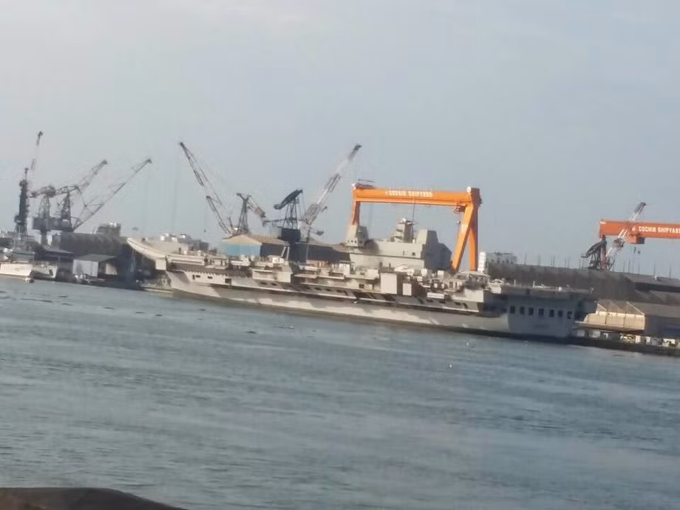 Có độ giãn nước 40.000 tấn, tàu sân bay INS Vikrant của Ấn Độ có chiều dài 262 mét, lườn rộng 62 mét và có mớm nước tối đa 8,4 mét. Tàu được trang bị 4 động cơ tua-bin khí và hai trục dẫn động cho phép nó di chuyển được tối đa 28 hải lý một giờ. Nguồn ảnh: QQ.