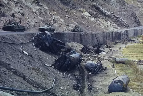 Ngoài ra còn khoảng 12.000 xe tải, xe kéo hạng nặng của Liên Xô làm nhiệm vụ hậu cần trên chiến trường này bị tiêu diệt trong các cuộc tấn công của phiến quân Mujahideen. Nguồn ảnh: Ati.
