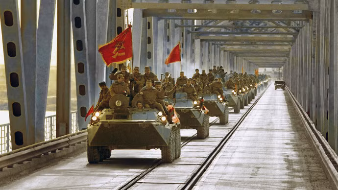 Thiết giáp chở quân cùng binh lính Liên Xô cuốn cờ rút lui khỏi Afghanistan. Nguồn ảnh: Ati.