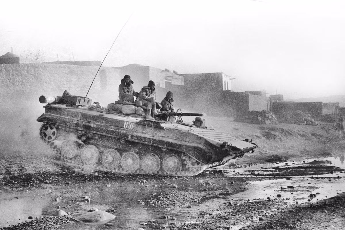 Các phương tiện bị bỏ lại do hỏng hóc trên đường rút lui và không có phụ tùng thay thế hoặc bị hư hỏng do giao tranh với phiến quân Mujahideen trên đường quân đội Liên Xô lui quân. Nguồn ảnh: Ati.