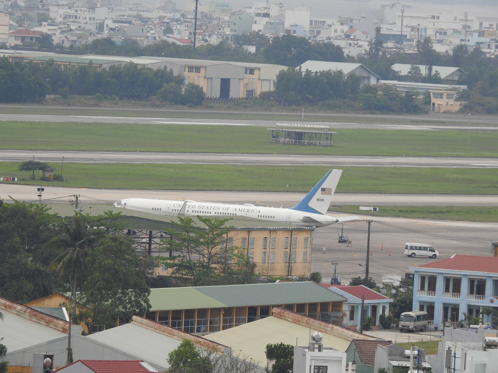 Về cơ bản chuyên cơ này là một chiếc Boeing C-32 - cùng loại với chiếc chuyên cơ sáng nay 26/2 đã chở Ngoại Trưởng Mỹ Mike Pompeo tới Hà Nội. Nguồn ảnh: Aviation.