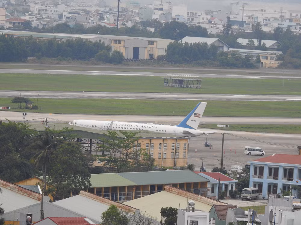 Về cơ bản chuyên cơ này là một chiếc Boeing C-32 - cùng loại với chiếc chuyên cơ sáng nay 26/2 đã chở Ngoại Trưởng Mỹ Mike Pompeo tới Hà Nội. Nguồn ảnh: Aviation.