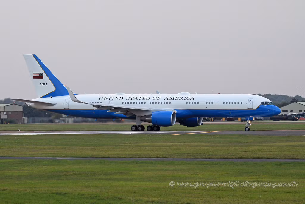 Không quân Mỹ tổng cộng có 8 chiếc Boeing C-32, tất cả đều sử dụng tên gọi là Không lực Hai và thường được sử dụng làm chuyên cơ dự phòng hoặc làm máy bay riêng cho các nhân vật cấp cao. Nguồn ảnh: Aviation.