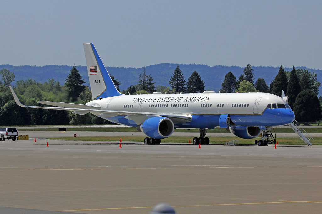 Máy bay Being C-32 được trang bị hai động cơ phản lực P&amp;W PW2040 cho phép nó di chuyển với tốc độ tối đa 968 km/h. Nguồn ảnh: Aviation.