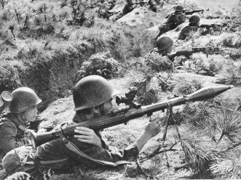 Hoả lực chống tăng hiện đại nhất mà Trung Quốc có trong tay đó là loại súng chống tăng Type 69 - phiên bản nội địa của RPG-7 mà phía Việt Nam vẫn hay gọi với cái tên B41. Nguồn ảnh: BBS.