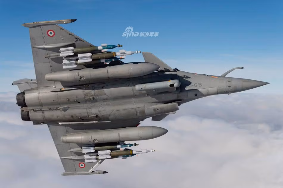 Phía Pháp thậm chí còn quảng cáo rằng, tiêm kích Rafale có khả năng hoạt động thay thế cho 7 loại máy bay khác nhau bao gồm tiêm kích chiếm ưu thế trên không, đánh chặn, tuần thám, yểm trợ mặt đất, cường kích sâu, chống hạm và tấn công hạt nhân. Nguồn ảnh: Sina.