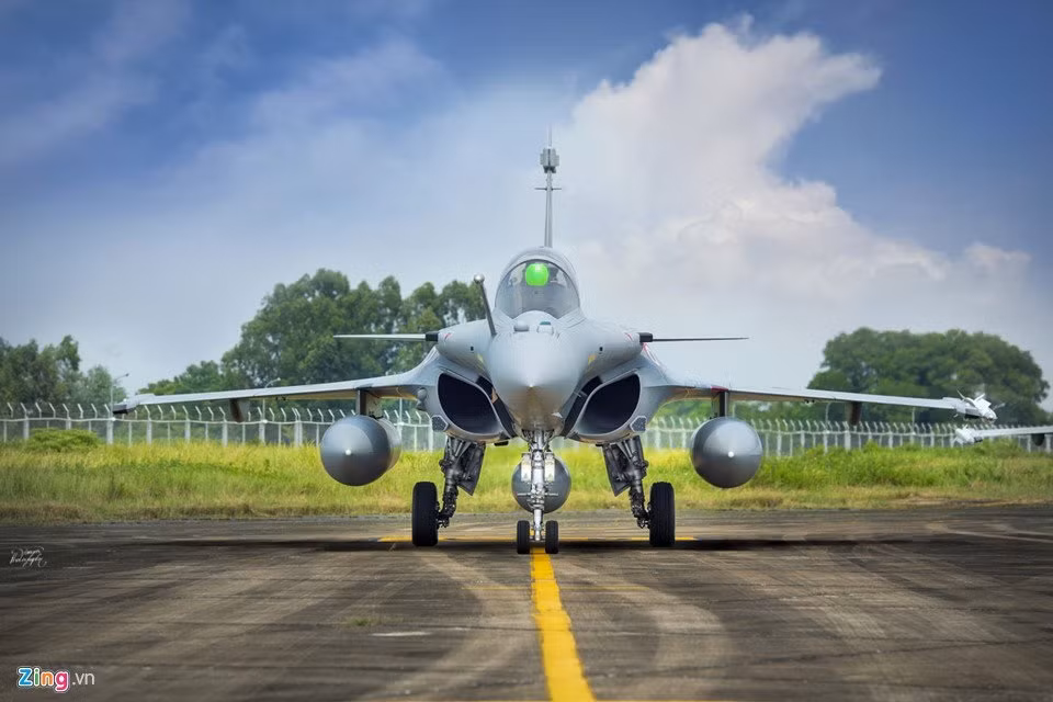 Hồi cuối năm 2018, một chiếc Rafale của Pháp đã bay tới sân bay Nội Bài, nhiều đồn đoán về việc Việt Nam sẽ sớm mua loại tiêm kích này đã rộ lên. Tuy nhiên tới thời điểm hiện tại, những lời đồn này vẫn chưa có xác minh cụ thể và có lẽ chỉ là tin thất thiệt. Nguồn ảnh: Zingnews.