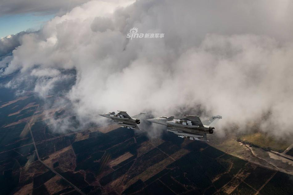 Bắt đầu được sản xuất từ năm 1986, tới nay tiêm kích Rafale đã được Pháp cho ra đời tổng cộng 169 chiếc (tính tới tháng 12/2018). Giá thành của loại tiêm kích "7 trong 1" này cũng cực kỳ đắt đỏ khi phiên bản hiện đại nhất của nó là Rafale M có giá tới 79 triệu Euro - tương đương với hơn 90 triệu USD. Nguồn ảnh: Sina.