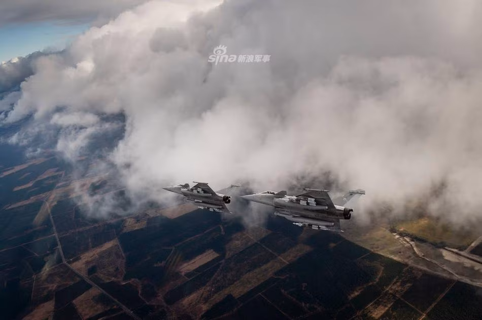 Bắt đầu được sản xuất từ năm 1986, tới nay tiêm kích Rafale đã được Pháp cho ra đời tổng cộng 169 chiếc (tính tới tháng 12/2018). Giá thành của loại tiêm kích "7 trong 1" này cũng cực kỳ đắt đỏ khi phiên bản hiện đại nhất của nó là Rafale M có giá tới 79 triệu Euro - tương đương với hơn 90 triệu USD. Nguồn ảnh: Sina.