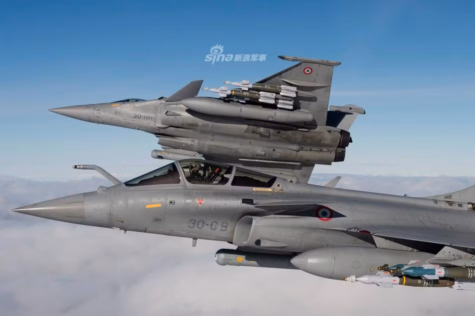 Phiên bản Rafale M của dòng Rafale có trọng lượng nặng hơn so với các phiên bản trước đó khoảng nửa tấn. Về hiệu năng, phiên bản này được tăng cường sức bền để hoạt động trên điều kiện khí hậu biển - phù hợp với việc sử dụng trên tàu sân bay. Nguồn ảnh: Sina.