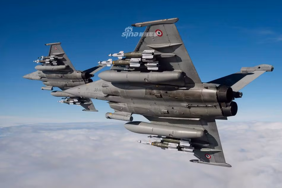 Rafale M còn có càng đáp chắc chắn hơn, mũi dài hơn, thêm móc đuôi để hạ cánh trên tàu sân bay, thang lên buồng lái gắn trong máy bay và tích hợp điện tử, hệ thống hỗ trợ hạ cánh trên tàu sân bay bằng sóng siêu âm,... Nguồn ảnh: Sina.