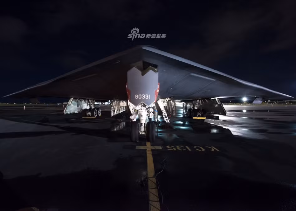 Ngoài khả năng tàng hình và thiết kế "thân liền cánh" cực kỳ độc đáo, pháo đài bay B-2 Spirit của Không quân Mỹ còn có khả năng mang theo một lượng cực lớn vũ khí, bao gồm nhiều loại tên lửa và bom các loại. Nguồn ảnh: Sina.